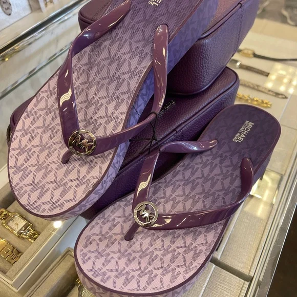 Michael Kors BEDFORD FLIP FLOP
PVC/OMBRE MK SIG
Platform Sandals 
Dark Purple - Picture 11 of 16